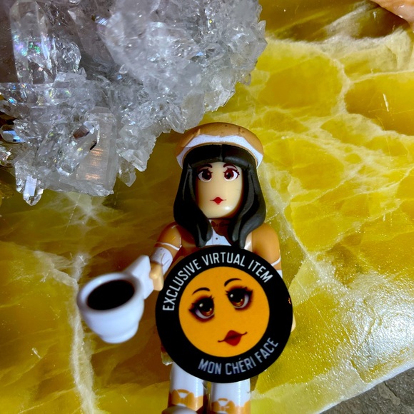 ROBLOX Celebrity SERIES 9 Black box ROYALE HIGH: MON CHERI FACE Virtual Code - Picture 5 of 8